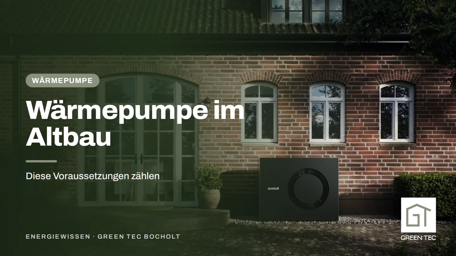 Titelbild: Wärmepumpe im Altbau – Außeneinheit vor einem Klinkerhaus