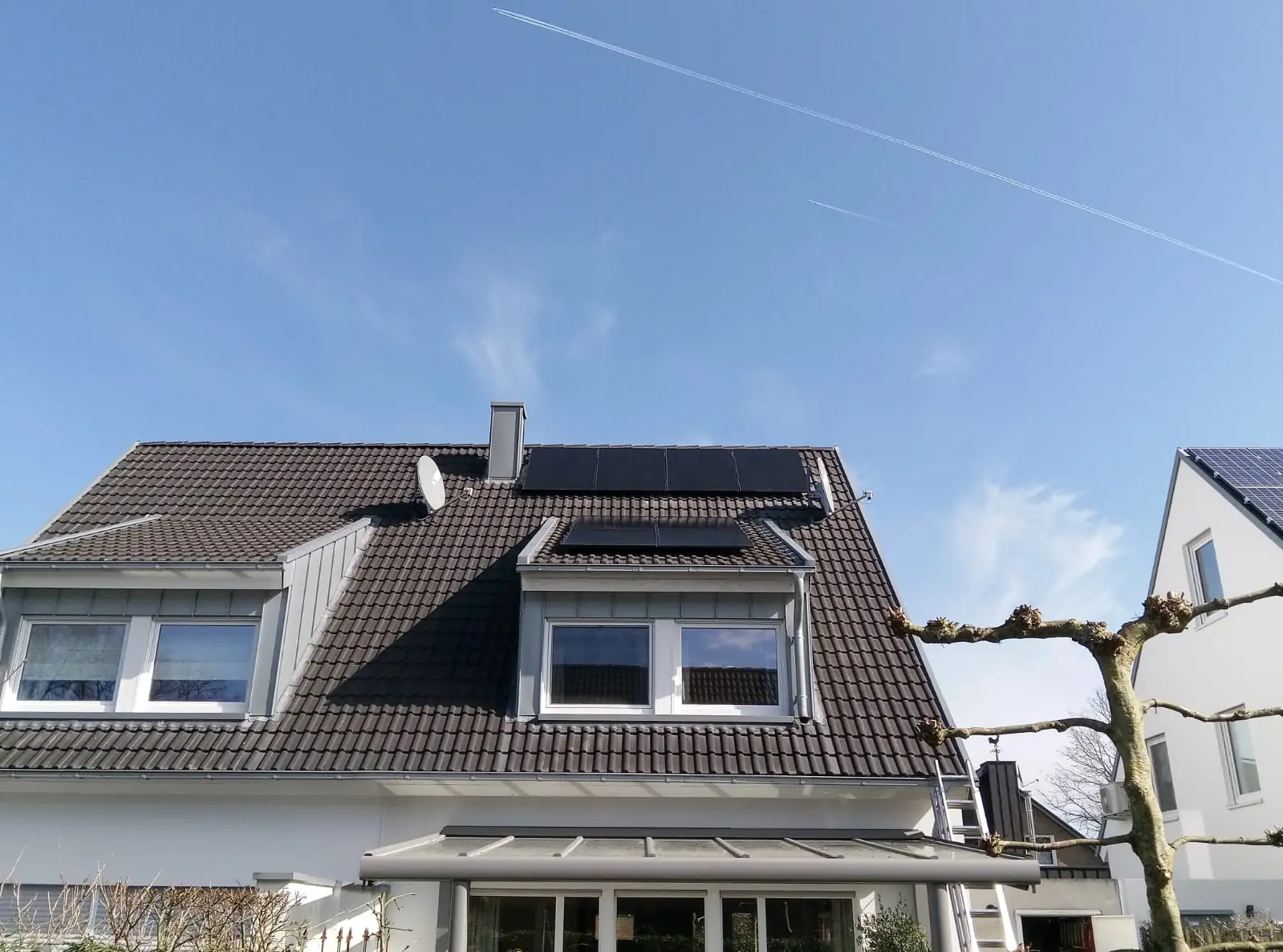 Photovoltaikanlage auf einem Einfamilienhaus mit Gauben