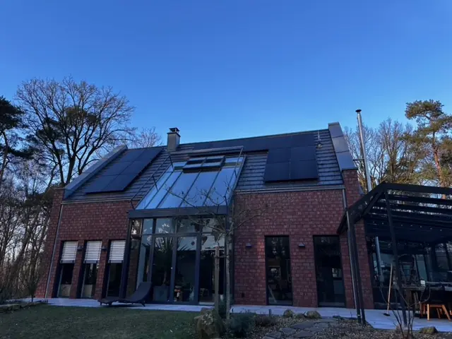 Klinkerhaus mit Glasdach und Solarmodulen, Ansicht aus dem Garten